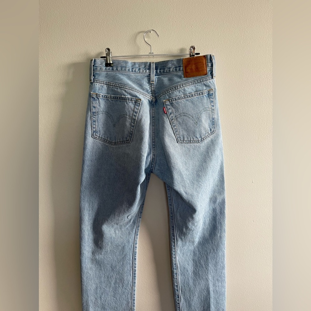 Levi 501s W28 L30 like new! Light wash